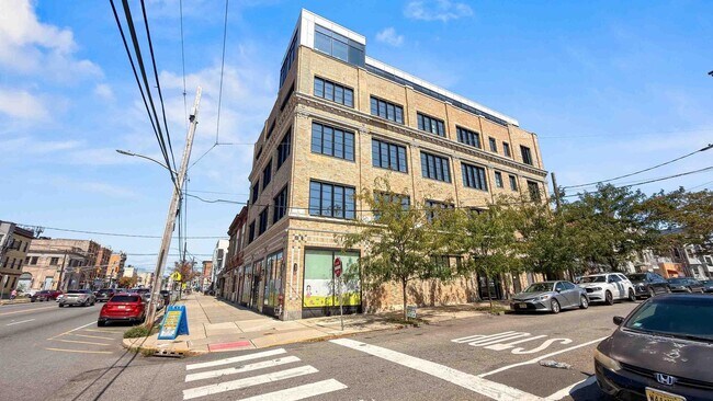 Building Photo - 142 Charles St