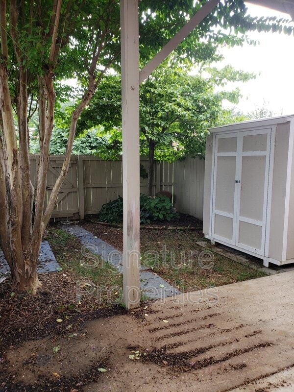 Building Photo - 303 W Clay St