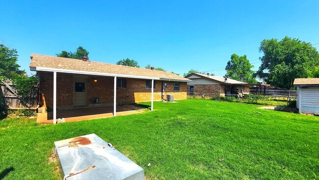 Building Photo - 3 Bed 1 Bath 1 Car Garage in the  Leonhardts Oak Ridge Addition in Del City