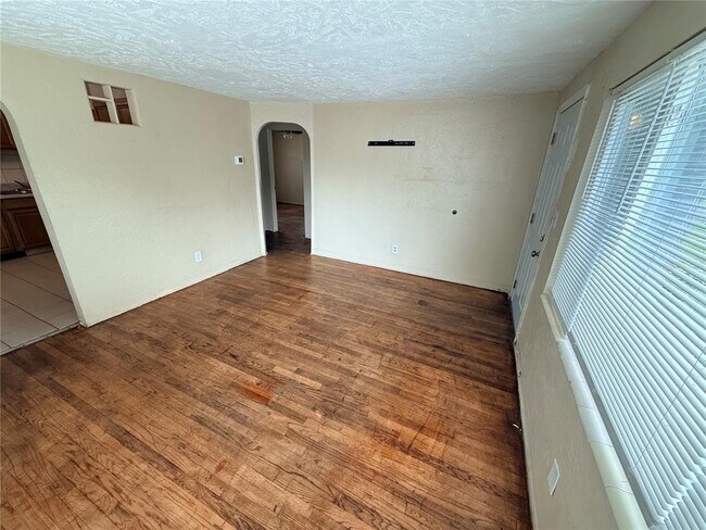 Building Photo - 1759 Temple Terrace S