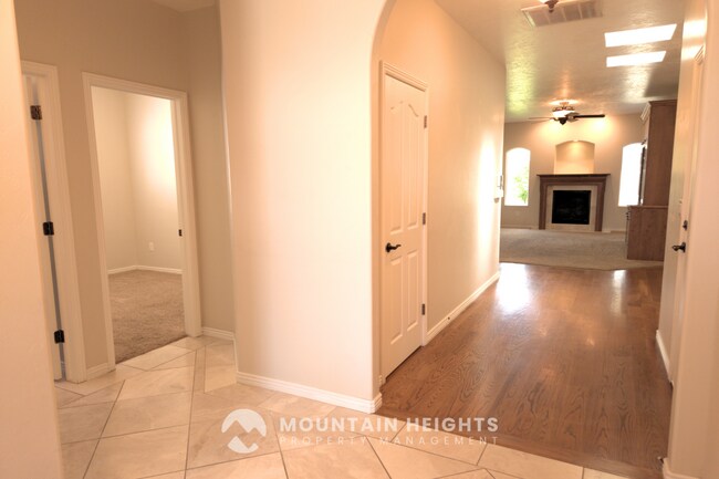 Building Photo - 744 Lazy Oak Way