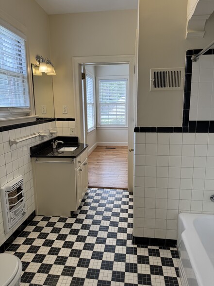 Jack n Jill Bathroom - 1520 Hilton Ave
