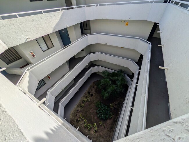 Building Photo - Spacious 2BR/2BA Residence – Great Kendall Location