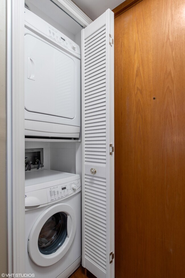Building Photo - 40 E Delaware Pl