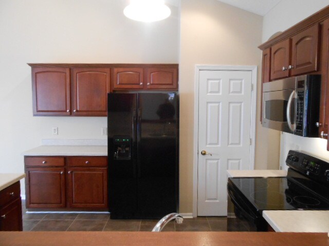 Building Photo - 8947 Creek View St