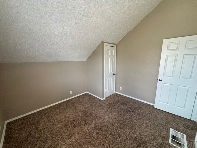 Building Photo - 3 bed 2 bath home
