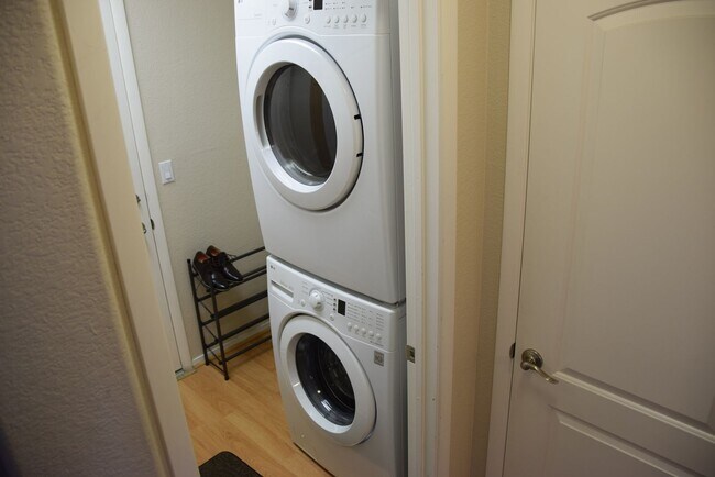 Building Photo - 8765 Country Pines Ave