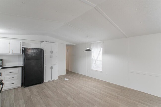 Building Photo - 9140 Sharyn Dr