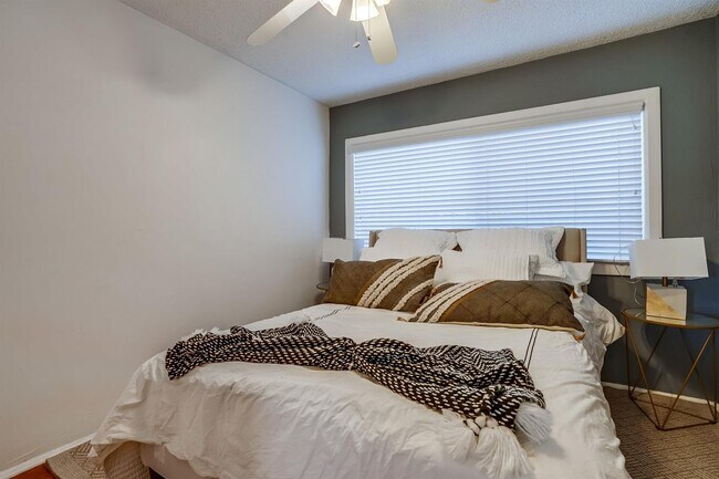 Interior Photo - 625 W. 92nd St