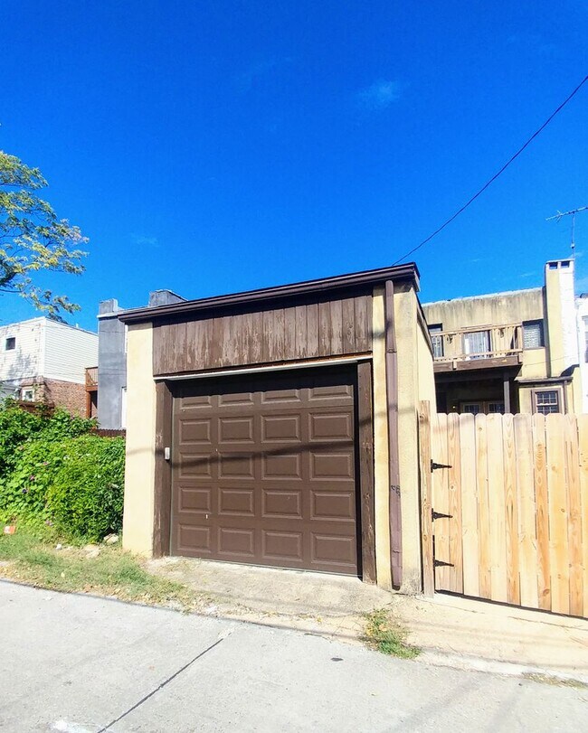 Building Photo - 819 Brooks Ln