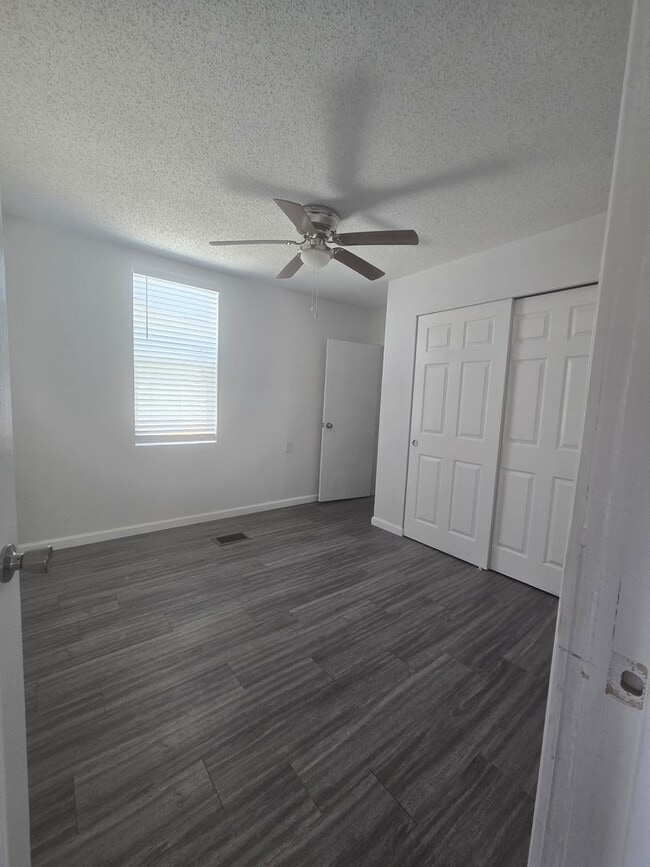 Building Photo - 3 Br 1 Ba available Now