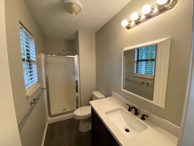 Building Photo - Gorgeous 3 bedroom 2.5 bath home in Farrag...