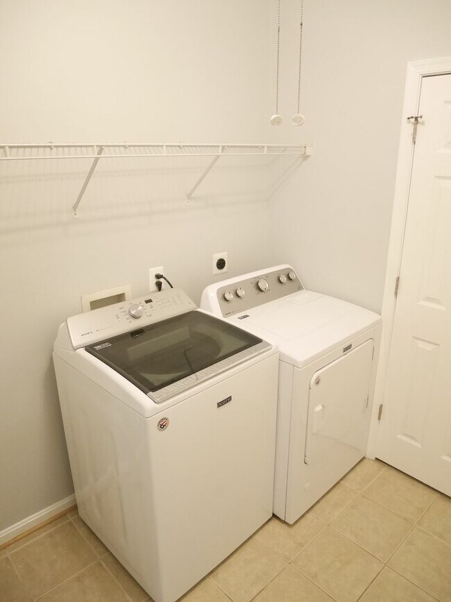 Building Photo - Spacious & Stylish 4-Bedroom Home with Fin...