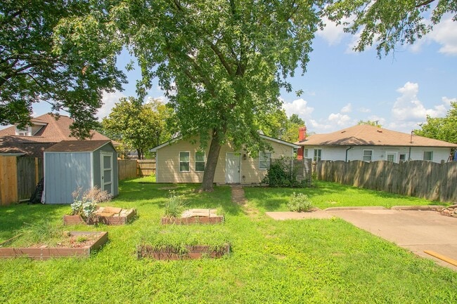 Building Photo - 1014 Douglas Ave