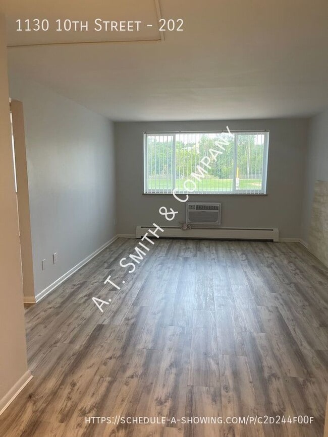 Building Photo - Two Bedroom Apartment in the Heart of Down...