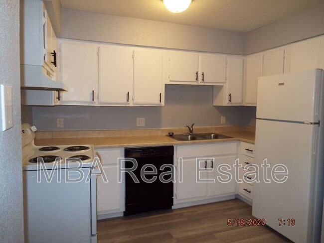 Primary Photo - 2832 E Le Marche Ave