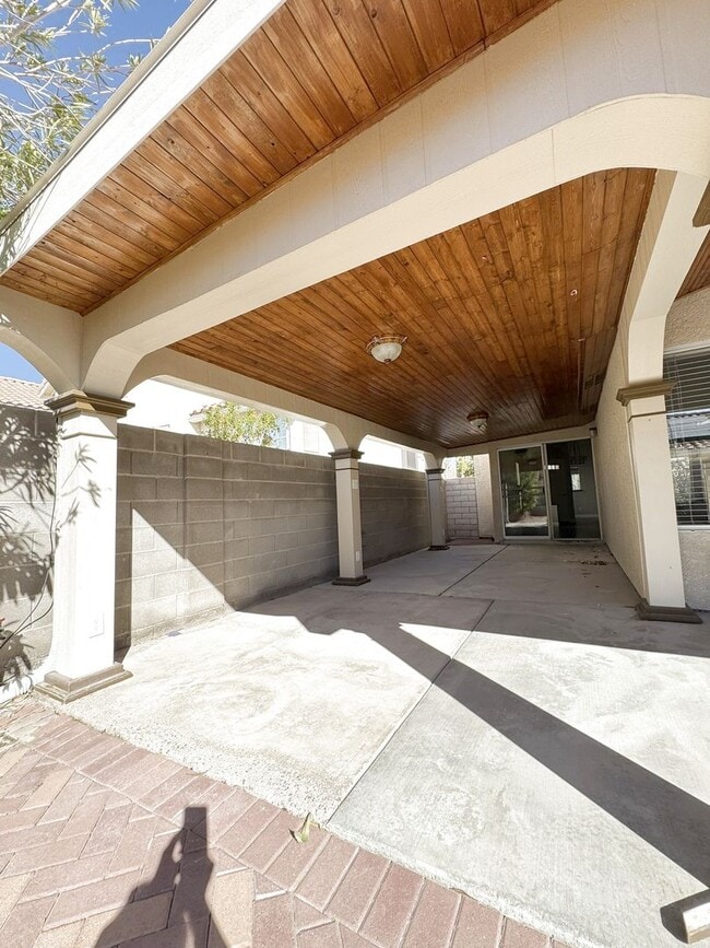 Building Photo - Step into this charming 3-bedroom, 2-bathroom residence in Henderson