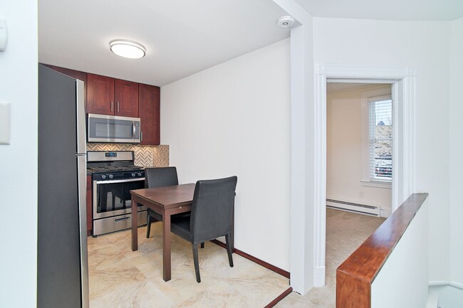 Building Photo - Beautiful 1 Bedroom Apartment in Kensington Townhouse!