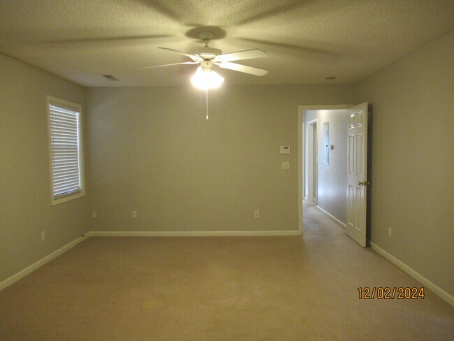 Building Photo - 3840 Oleander Dr