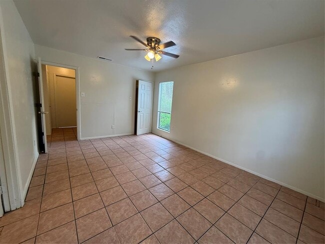 Building Photo - 1109 Village Green Dr
