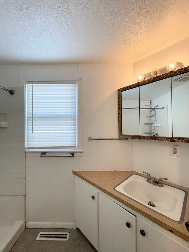 Building Photo - 2 Bed 1 Bath with 2-Car Detached Garage