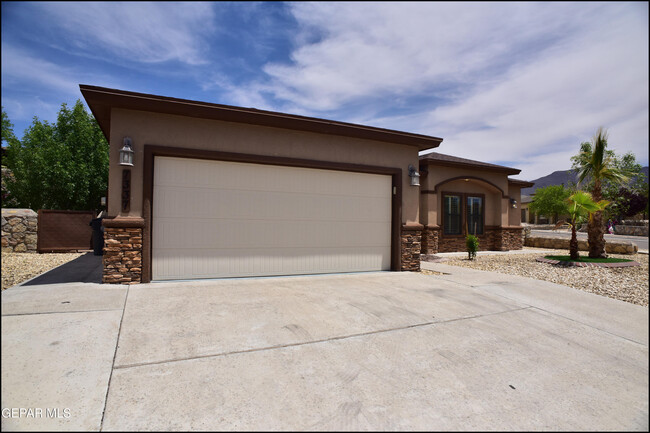 Building Photo - 7337 Black Mesa Dr