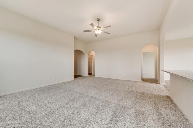 Building Photo - 833 Serena Dr