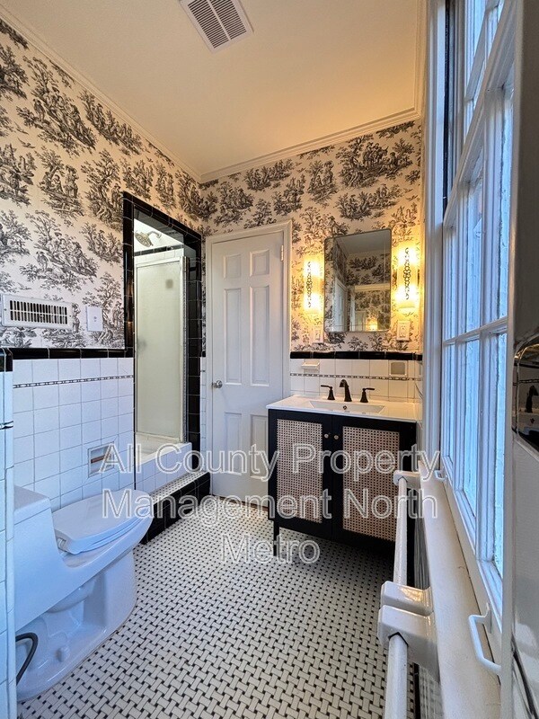 Building Photo - 2416 Dellwood Dr NW