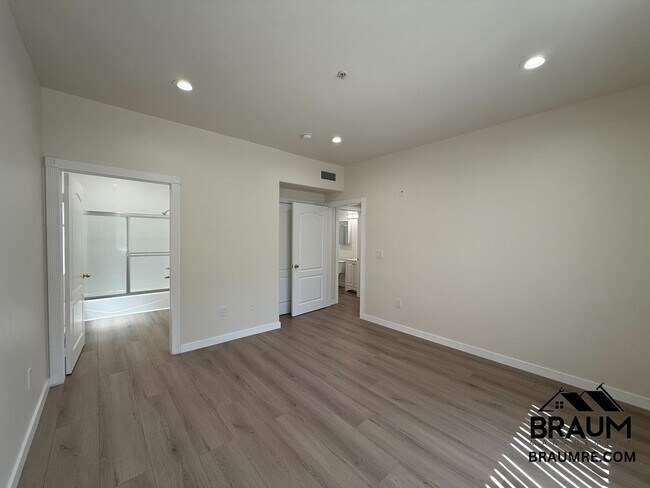 Building Photo - 10849 Fruitland Dr