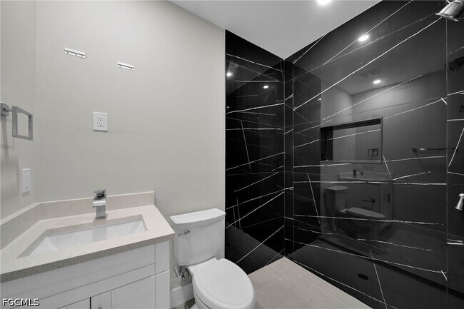 Building Photo - 462 Lampion Ave S