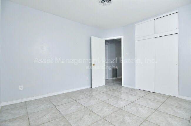 Building Photo - 5302 13th Ave S