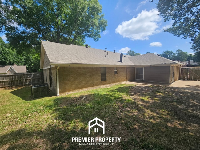 Building Photo - Huge 3BR/2BA Near Kirby | 1,774 Sq Ft, Hardwood Floors, Fireplace & Bay Window