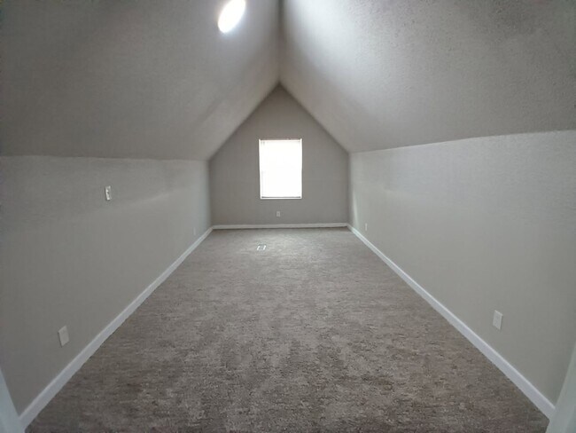 Building Photo - Freshly Renovated 3 Bedroom Bungalow