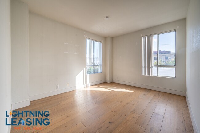 Building Photo - 886 Palm Ave