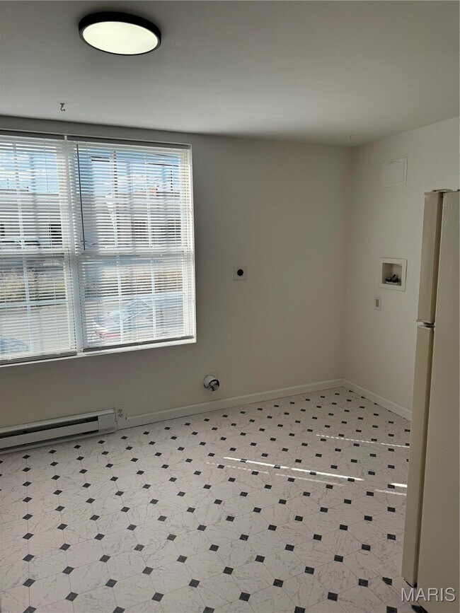 Building Photo - 215 E Cherry St