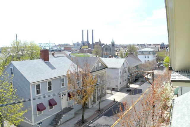 Building Photo - 304 Wickenden St