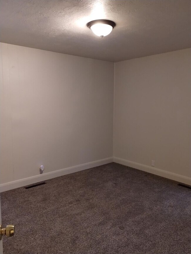 Building Photo - Spacious and Updated 3bd/2ba Ogden Home!