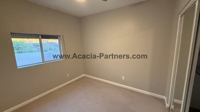 Building Photo - Three Bedroom Townhome