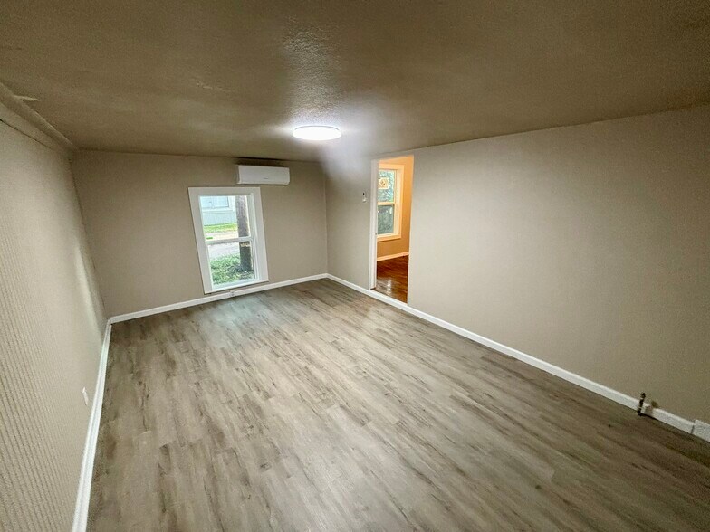 Primary Bedroom: 18' x 11' - 315 Ritchey St