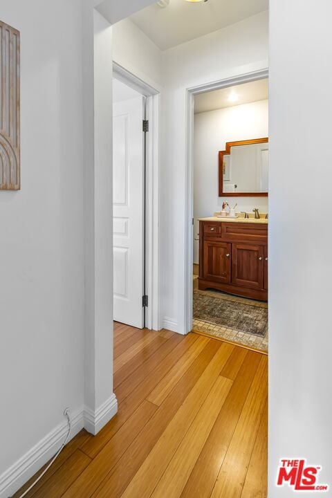 Building Photo - 1154 S Barrington Ave