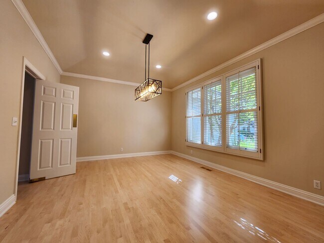 Building Photo - Luxury 4 bedroom/3 bathroom home in Menlo ...