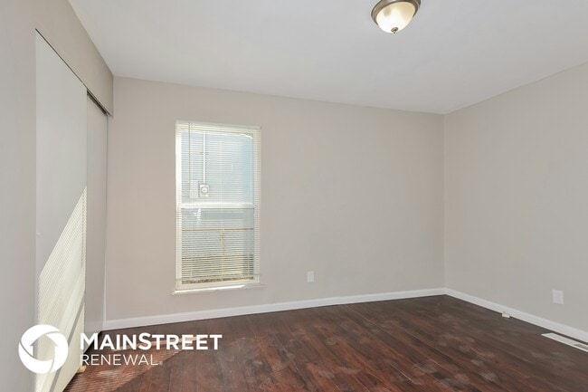 Building Photo - 11 Jamestown Dr