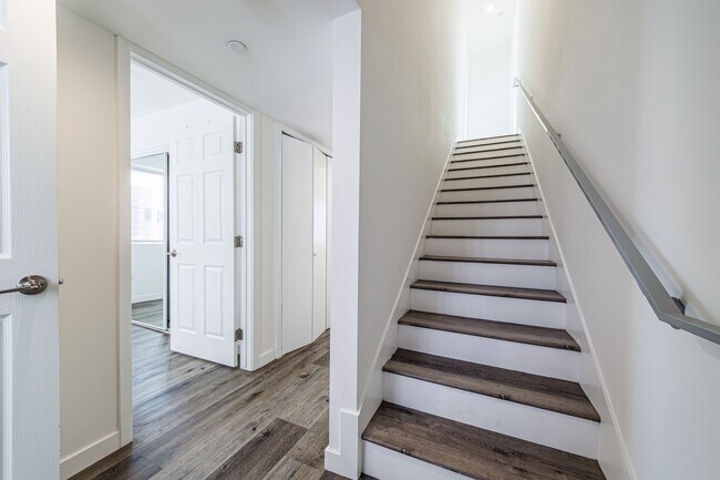 Building Photo - 1121 N Berendo St