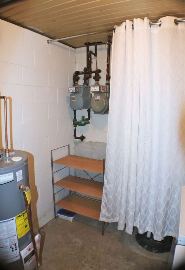 Building Photo - $1,250 | 2 Bedroom, 1 Bathroom Duplex | No Pets | Available for August 1st, 2026 Move In