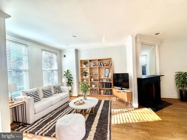 Building Photo - 769 Kenyon St NW