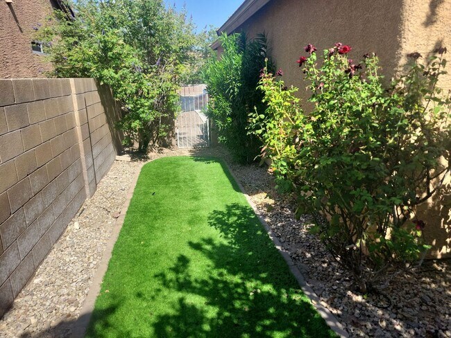 Building Photo - Spacious 3 Bedroom Home with Garage & Soak...