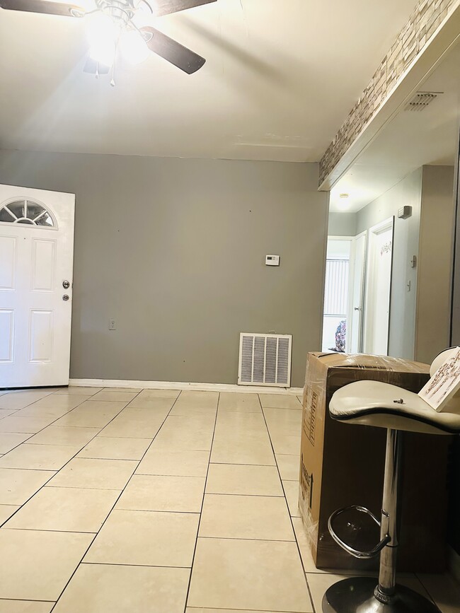 Building Photo - 650 W Tropicana Ct