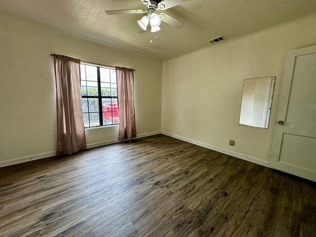 Building Photo - 2438 W Clarendon Dr