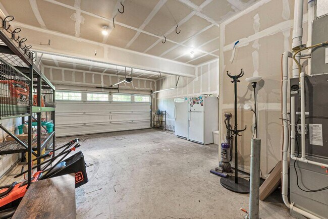Building Photo - Fully Furnished 5-Bedroom Horizon Pointe H...