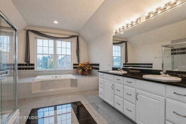 Building Photo - 22 Doral Dr